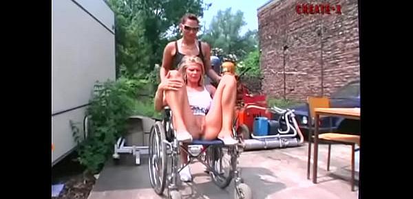  chica en silla de ruedas haciendo pipi